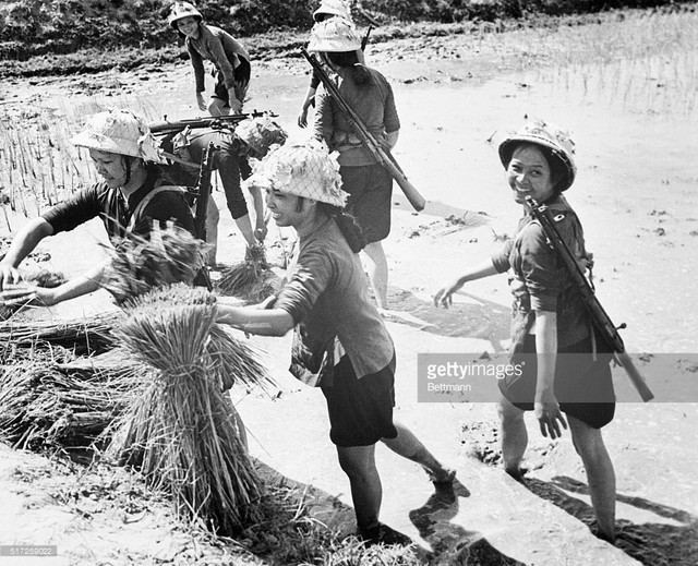 Ấn tượng bộ ảnh lịch sử mộc mạc về các nữ quân nhân Việt Nam thời chiến - Hình 6 An tuong bo anh lich su moc mac ve cac nu quan nhan Viet Nam thoi chien-Hinh-6