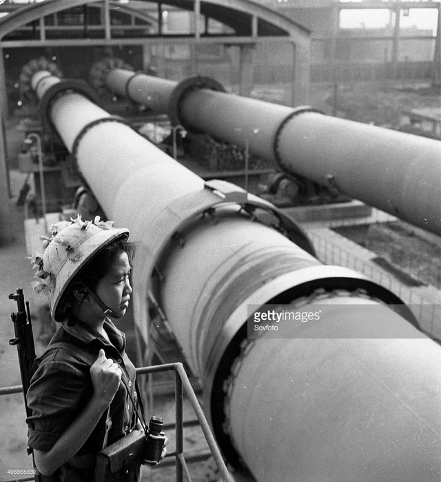 Ấn tượng bộ ảnh lịch sử mộc mạc về các nữ quân nhân Việt Nam thời chiến - Hình 7 An tuong bo anh lich su moc mac ve cac nu quan nhan Viet Nam thoi chien-Hinh-7