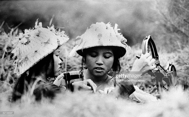 Ấn tượng bộ ảnh lịch sử mộc mạc về các nữ quân nhân Việt Nam thời chiến - Hình 9 An tuong bo anh lich su moc mac ve cac nu quan nhan Viet Nam thoi chien-Hinh-9