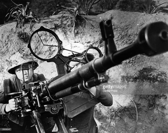 Ấn tượng bộ ảnh lịch sử mộc mạc về các nữ quân nhân Việt Nam thời chiến - Hình 3 An tuong bo anh lich su moc mac ve cac nu quan nhan Viet Nam thoi chien-Hinh-3