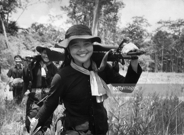 Ấn tượng bộ ảnh lịch sử mộc mạc về các nữ quân nhân Việt Nam thời chiến - Hình 5 An tuong bo anh lich su moc mac ve cac nu quan nhan Viet Nam thoi chien-Hinh-5