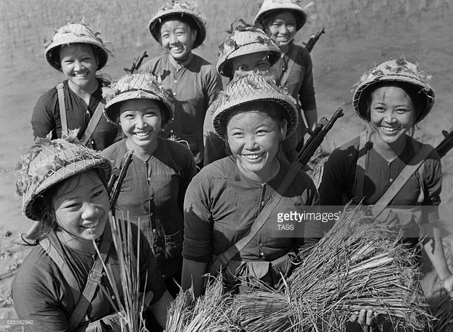 Ấn tượng bộ ảnh lịch sử mộc mạc về các nữ quân nhân Việt Nam thời chiến An tuong bo anh lich su moc mac ve cac nu quan nhan Viet Nam thoi chien