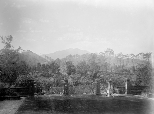 Bat ngo voi canh tuong o lang Gia Long nam 1898