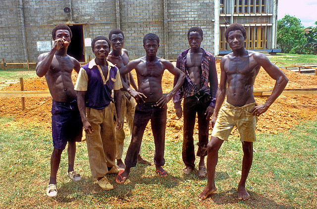 Những khoảnh khắc sinh động ở Nigeria năm 1982 qua loạt ảnh quý - Hình 9 Nhung khoanh khac sinh dong o Nigeria nam 1982 qua loat anh quy-Hinh-9