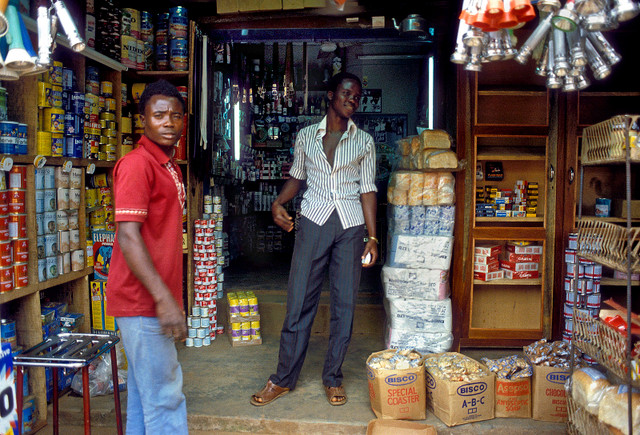 Những khoảnh khắc sinh động ở Nigeria năm 1982 qua loạt ảnh quý - Hình 8 Nhung khoanh khac sinh dong o Nigeria nam 1982 qua loat anh quy-Hinh-8