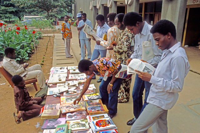 Những khoảnh khắc sinh động ở Nigeria năm 1982 qua loạt ảnh quý - Hình 19 Nhung khoanh khac sinh dong o Nigeria nam 1982 qua loat anh quy-Hinh-19