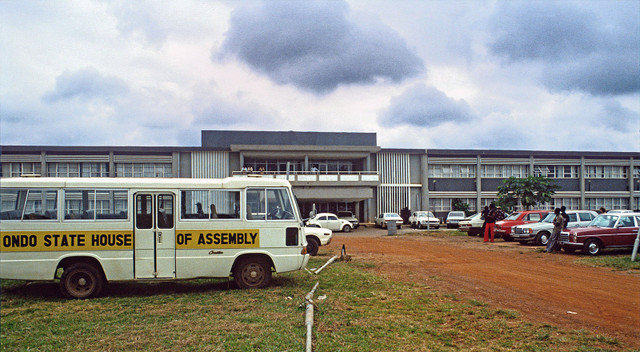 Những khoảnh khắc sinh động ở Nigeria năm 1982 qua loạt ảnh quý - Hình 14 Nhung khoanh khac sinh dong o Nigeria nam 1982 qua loat anh quy-Hinh-14