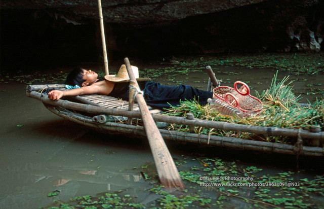 Khung cảnh tươi đẹp của Ninh Bình năm 1998 qua ống kính Tây - Hình 12 Khung canh tuoi dep cua Ninh Binh nam 1998 qua ong kinh Tay-Hinh-12