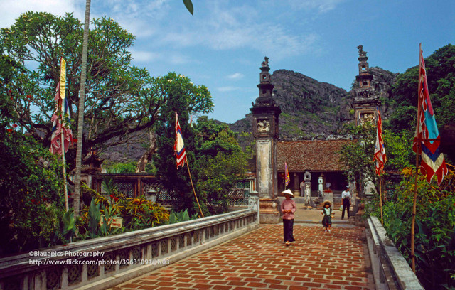 Khung cảnh tươi đẹp của Ninh Bình năm 1998 qua ống kính Tây - Hình 2 Khung canh tuoi dep cua Ninh Binh nam 1998 qua ong kinh Tay-Hinh-2