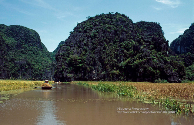 Khung cảnh tươi đẹp của Ninh Bình năm 1998 qua ống kính Tây - Hình 7 Khung canh tuoi dep cua Ninh Binh nam 1998 qua ong kinh Tay-Hinh-7