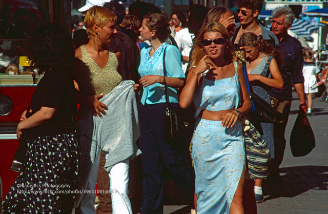 Thành phố Moscow năm 1998 đầy sắc màu qua loạt ảnh quý - Hình 12 Thanh pho Moscow nam 1998 day sac mau qua loat anh quy-Hinh-12