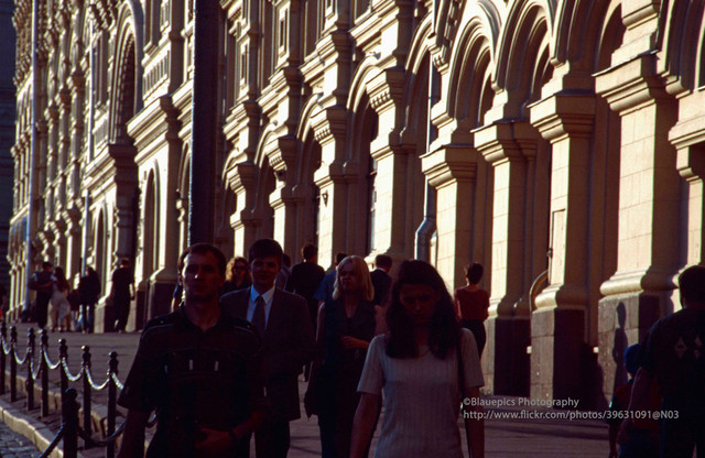 Thành phố Moscow năm 1998 đầy sắc màu qua loạt ảnh quý - Hình 8 Thanh pho Moscow nam 1998 day sac mau qua loat anh quy-Hinh-8