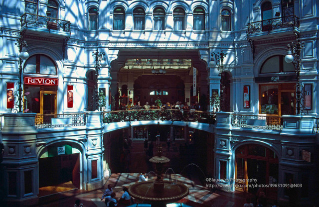 Thành phố Moscow năm 1998 đầy sắc màu qua loạt ảnh quý - Hình 4 Thanh pho Moscow nam 1998 day sac mau qua loat anh quy-Hinh-4