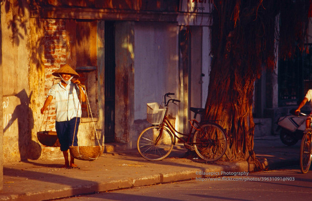 Loạt ảnh sinh động về Hà Nội năm 1998 vừa được công bố - Hình 3 Loat anh sinh dong ve Ha Noi nam 1998 vua duoc cong bo-Hinh-3