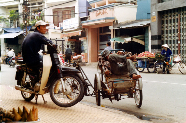 Giao thông ở TP. HCM hai thập niên trước cực độc đáo - Hình 7 Giao thong o TP. HCM hai thap nien truoc cuc doc dao-Hinh-7