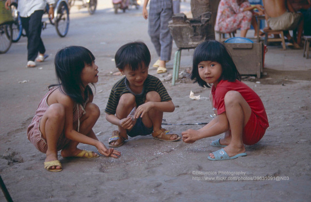 Nét hồn nhiên của trẻ em ở TPHCM năm 1993 qua ống kính khách Tây Net hon nhien cua tre em o TPHCM nam 1993 qua ong kinh khach Tay
