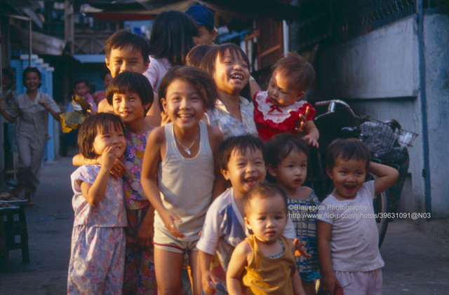 Nét hồn nhiên của trẻ em ở TPHCM năm 1993 qua ống kính khách Tây - Hình 2 Net hon nhien cua tre em o TPHCM nam 1993 qua ong kinh khach Tay-Hinh-2