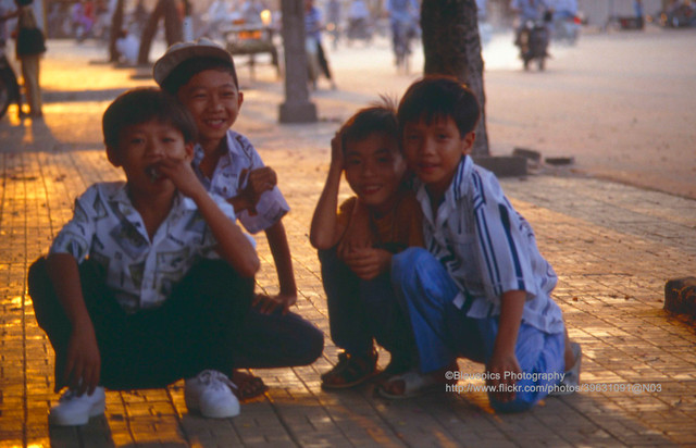 Net hon nhien cua tre em o TPHCM nam 1993 qua ong kinh khach Tay-Hinh-4