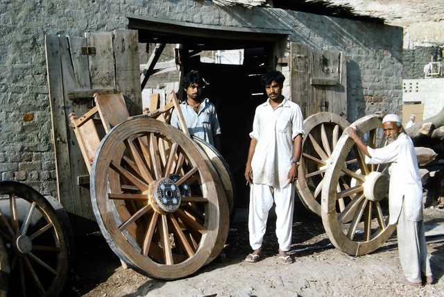 Bản sắc văn hóa độc đáo ở đất nước Pakistan năm 1976 - Hình 16 Ban sac van hoa doc dao o dat nuoc Pakistan nam 1976-Hinh-16