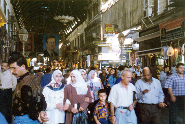 Thú vị cuộc sống đầy trù phú ở đất nước Syria năm 1997 - Hình 7 Thu vi cuoc song day tru phu o dat nuoc Syria nam 1997-Hinh-7