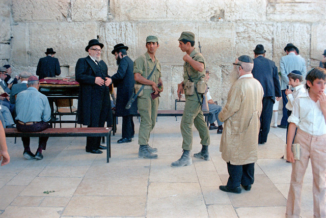 Ảnh đặc biệt hiếm có về vùng đất thánh Jerusalem năm 1979 - Hình 3 Anh dac biet hiem co ve vung dat thanh Jerusalem nam 1979-Hinh-3