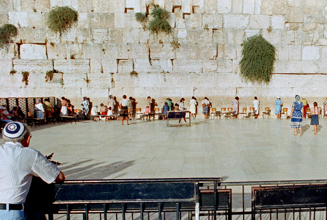 Ảnh đặc biệt hiếm có về vùng đất thánh Jerusalem năm 1979 - Hình 4 Anh dac biet hiem co ve vung dat thanh Jerusalem nam 1979-Hinh-4
