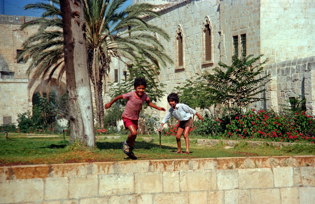 Ảnh đặc biệt hiếm có về vùng đất thánh Jerusalem năm 1979 - Hình 7 Anh dac biet hiem co ve vung dat thanh Jerusalem nam 1979-Hinh-7