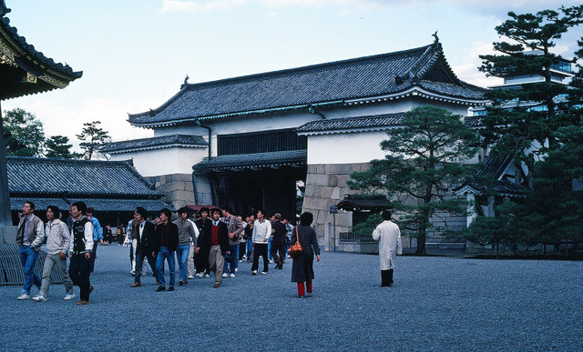 Ngắm thành phố Tokyo cực sống động năm 1980 qua loạt ảnh quý - Hình 8 Ngam thanh pho Tokyo cuc song dong nam 1980 qua loat anh quy-Hinh-8