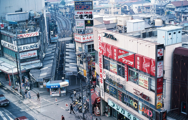 Ngắm thành phố Tokyo cực sống động năm 1980 qua loạt ảnh quý - Hình 13 Ngam thanh pho Tokyo cuc song dong nam 1980 qua loat anh quy-Hinh-13