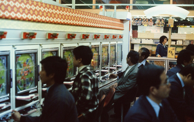 Ngắm thành phố Tokyo cực sống động năm 1980 qua loạt ảnh quý - Hình 11 Ngam thanh pho Tokyo cuc song dong nam 1980 qua loat anh quy-Hinh-11
