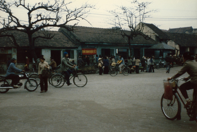 Hình ảnh hiếm của cuộc sống ở Hà Nội năm 1986 - Hình 5 Hinh anh hiem cua cuoc song o Ha Noi nam 1986-Hinh-5