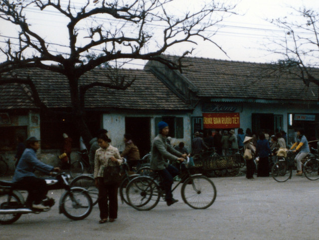 Hình ảnh hiếm của cuộc sống ở Hà Nội năm 1986 - Hình 6 Hinh anh hiem cua cuoc song o Ha Noi nam 1986-Hinh-6