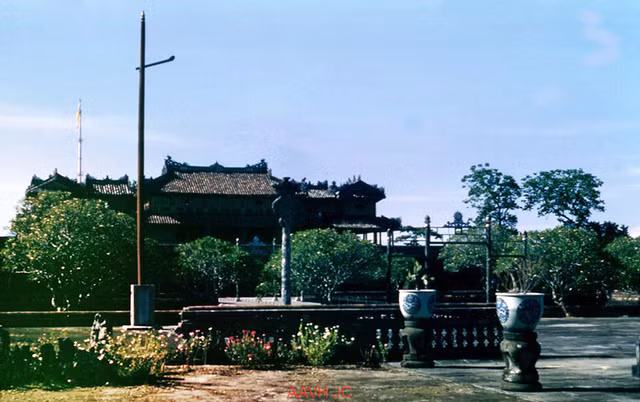 Anh hiem ve bieu tuong quyen luc cua nha Nguyen o Hue nam 1951-Hinh-10