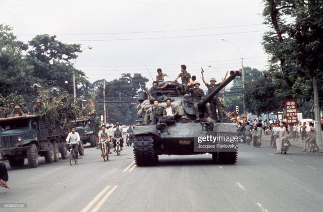 Bầu không khí háo hức của Sài Gòn ngày 30/4/1975 qua ảnh độc - Hình 2 Bau khong khi hao huc cua Sai Gon ngay 30/4/1975 qua anh doc-Hinh-2