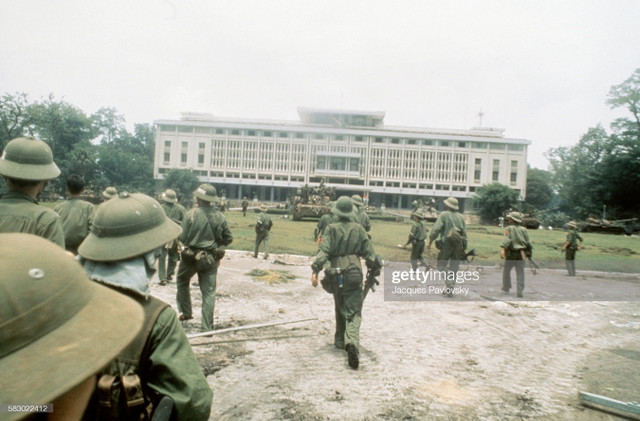 Bầu không khí háo hức của Sài Gòn ngày 30/4/1975 qua ảnh độc - Hình 5 Bau khong khi hao huc cua Sai Gon ngay 30/4/1975 qua anh doc-Hinh-5