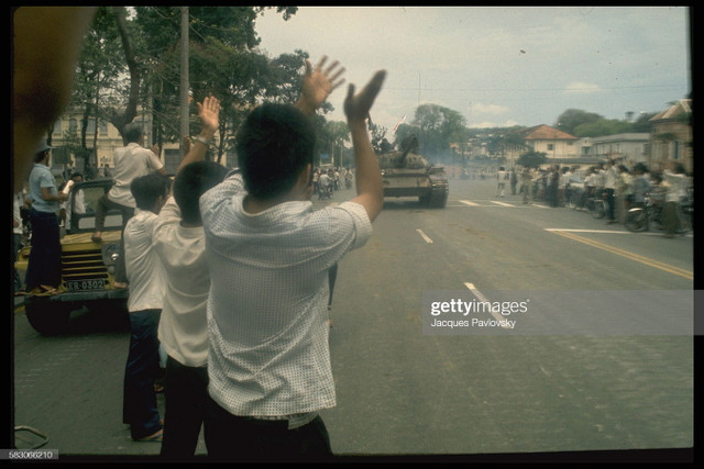 Bầu không khí háo hức của Sài Gòn ngày 30/4/1975 qua ảnh độc Bau khong khi hao huc cua Sai Gon ngay 30/4/1975 qua anh doc