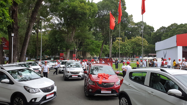 Vinfast giao tan tay 100 xe Fadil cho khach hang khu vuc phia Nam-Hinh-3