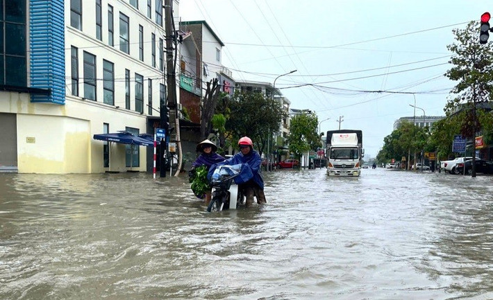 Một số nút giao thông trọng điểm bị ùn tắc nghiêm trọng khi ô tô, xe máy không thể di chuyển. Nhiều người dân buộc phải dắt bộ phương tiện giữa mưa lớn, tìm nơi trú tạm.