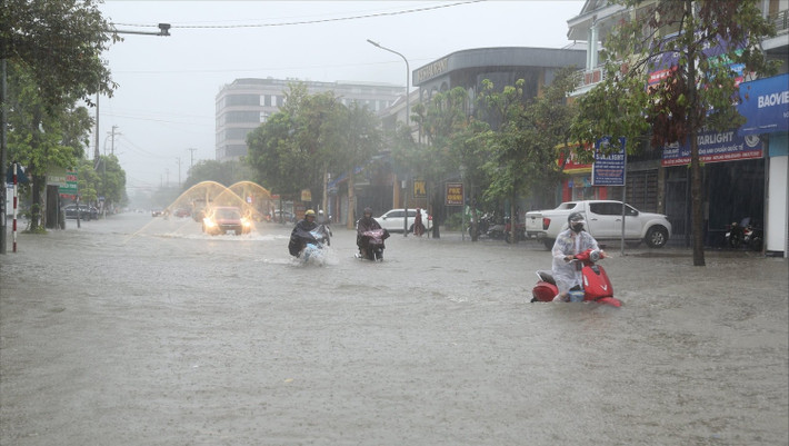 Mưa lớn đã gây ngập úng cục bộ tại một số tuyến đường thuộc các phường Trường Vinh, Thành Vinh… khiến giao thông và người dân đi lại rất khó khăn.