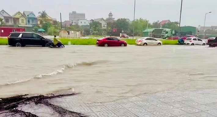 Trước diễn biến phức tạp của mưa bão, sáng 27/9, tỉnh Nghệ An đã ban hành lệnh cấm biển, yêu cầu khẩn trương di dời người dân ở vùng ven biển, khu vực thấp trũng, có nguy cơ sạt lở, ngập sâu đến nơi an toàn.