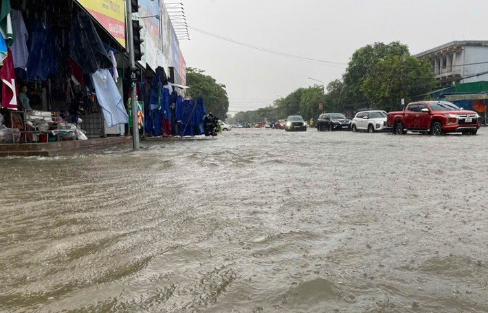 Khu vực chợ ga Vinh (Phường Thành Vinh) ngập sâu