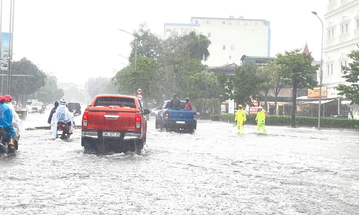 Mưa xối xả khiến nhiều tuyến đường tại TP Vinh (cũ) biến thành sông, giao thông hỗn loạn, nhiều phương tiện chết máy giữa dòng nước.