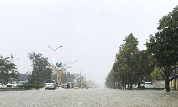 Theo dự báo của Trung tâm Dự báo khí tượng thủy văn quốc gia, trong 2 ngày tới bão số 10 sẽ tiếp tục mạnh thêm lên cấp 12-13, giật cấp 16, di chuyển rất nhanh về phía vùng biển và đất liền khu vực Bắc Trung Bộ và Bắc Bộ nước ta, càng vào gần bờ biển nước ta bão càng mạnh lên.