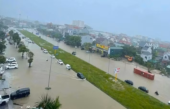 Tại các trục đường chính như Lê Nin, đường 72, Mai Lão Bạng…, nước dâng cao 20 - 40cm. Nhiều phương tiện phải bật đèn, dò dẫm bám theo dải phân cách để di chuyển.
