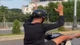 Clip buông cả hai tay lái xe máy, nam thanh niên bị tạm giữ phương tiện