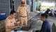 TPHCM xử phạt nam thanh niên lái xe buông cả hai tay, sử dụng điện thoại