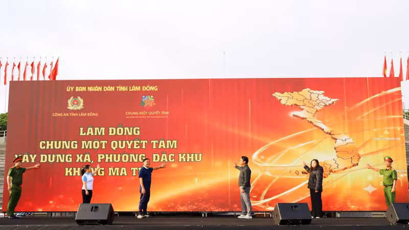 Lãnh đạo tỉnh Lâm Đồng thực hiện nghi thức phát động hưởng ứng toàn quốc “Chung một quyết tâm xây dựng xã, phường, đặc khu không ma túy”.