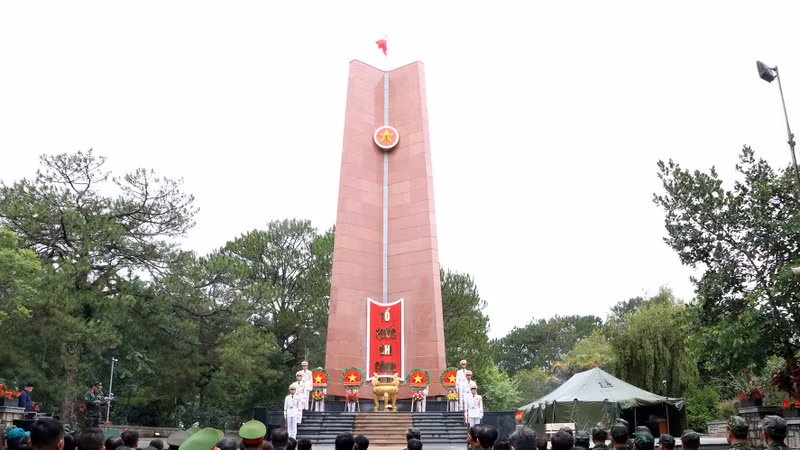 Sáng ngày 13/7, các đồng chí Phạm Thị Phúc, K'Mák, Nguyễn Minh cùng đại diện các sở, ngành tỉnh Lâm Đồng đã tham dự lễ viếng, tri ân các Anh hùng liệt sĩ.