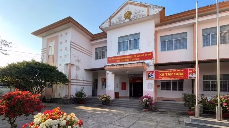 Xã Tập Sơn mới được hình thành từ việc sắp xếp toàn bộ diện tích tự nhiên, quy mô dân số của các xã Tân Sơn, Phước Hưng và Tập Sơn (tỉnh Trà Vinh cũ)