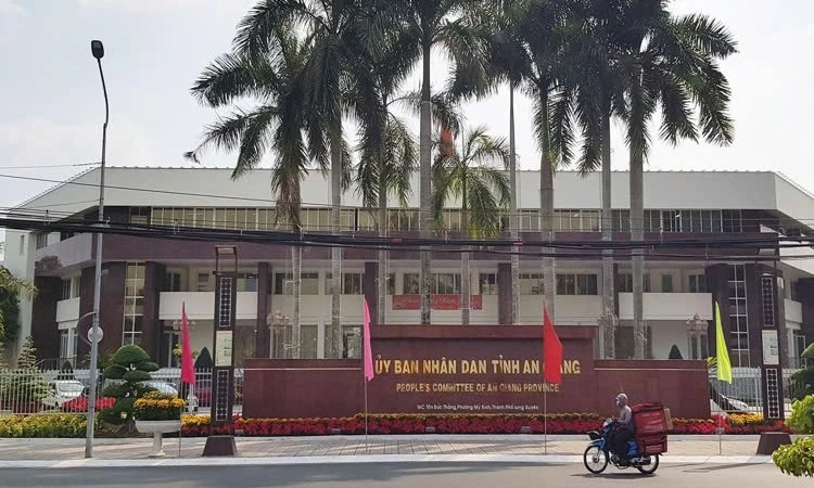 Hai đối thủ bị loại vì 'lỗi kỹ thuật', Công ty Phương Quyên thắng gói thầu xây lắp điểm trường